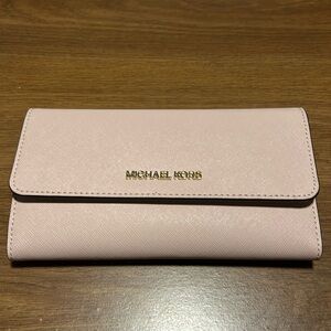 Michael Kors tri-fold wallet. Gold hardware. Like new condition.